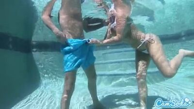 Секс в бассейне под водой