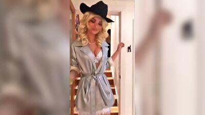 Emily Rtajkowski в сексуальном костюме наездницы