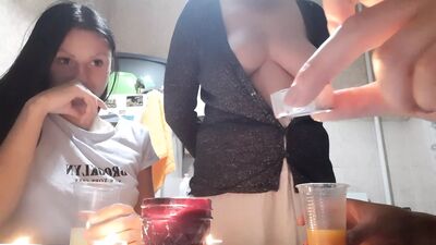 Секс лесбийской шведской семьи на кухне - Lesbian-illusion