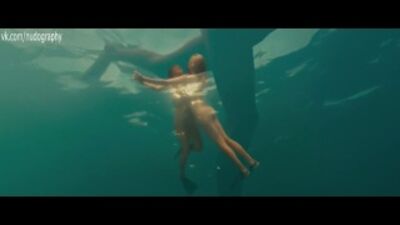 Сиськи Райли Стил (Riley Steele) и Келли Брук (Kelly Brook) в фильме "Пираньи 3D" (Piranha 3D, 2010)