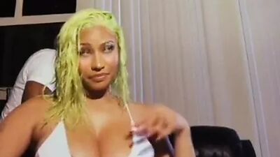 Nicki Minaj соблазняет тебя своими большими сиськами